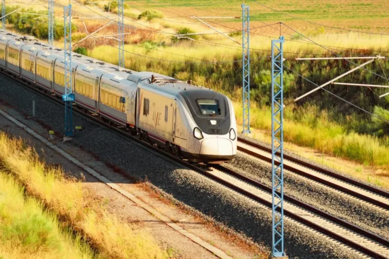 Bridging the Gap: Talgo and Renfe Seal Landmark Agreement to Overhaul S106 "Avril" Program
